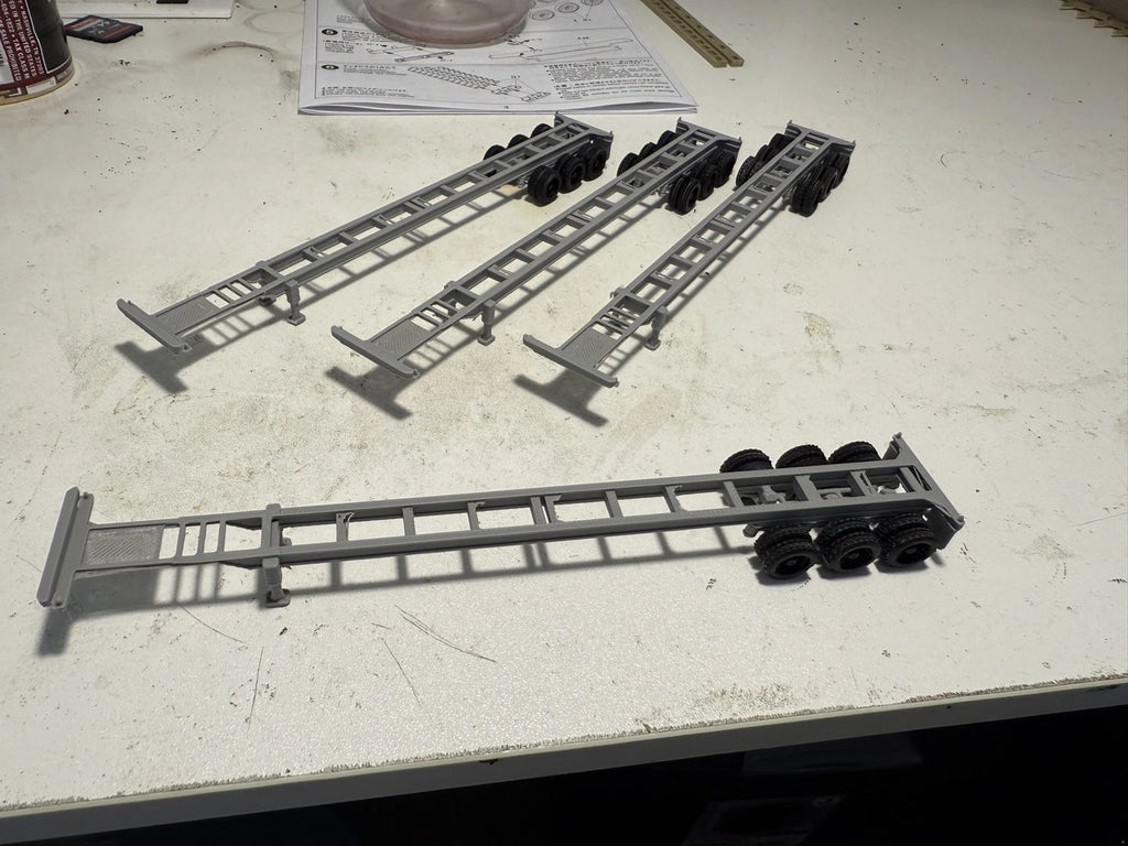 4 Ho Scale 53ft tri axle Container, Chassis