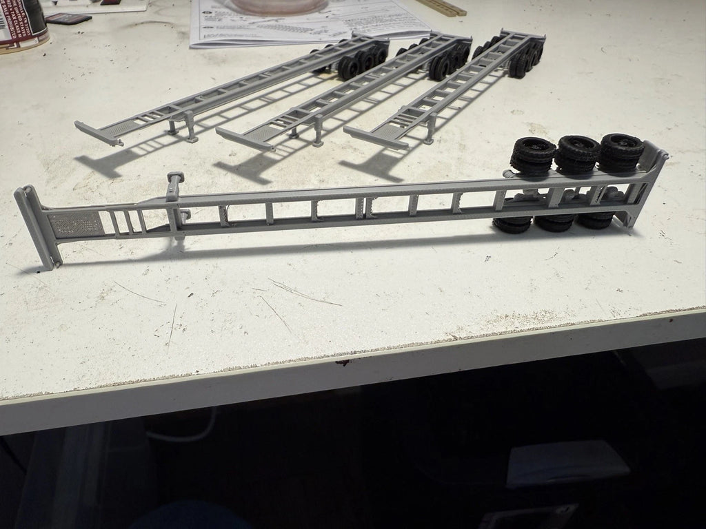 4 Ho Scale 53ft tri axle Container, Chassis