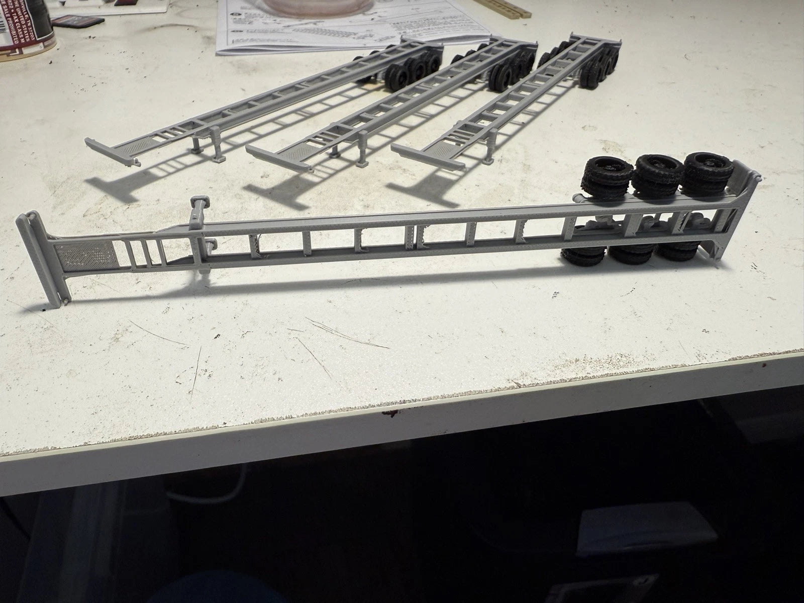 4 Ho Scale 53ft tri axle Container, Chassis