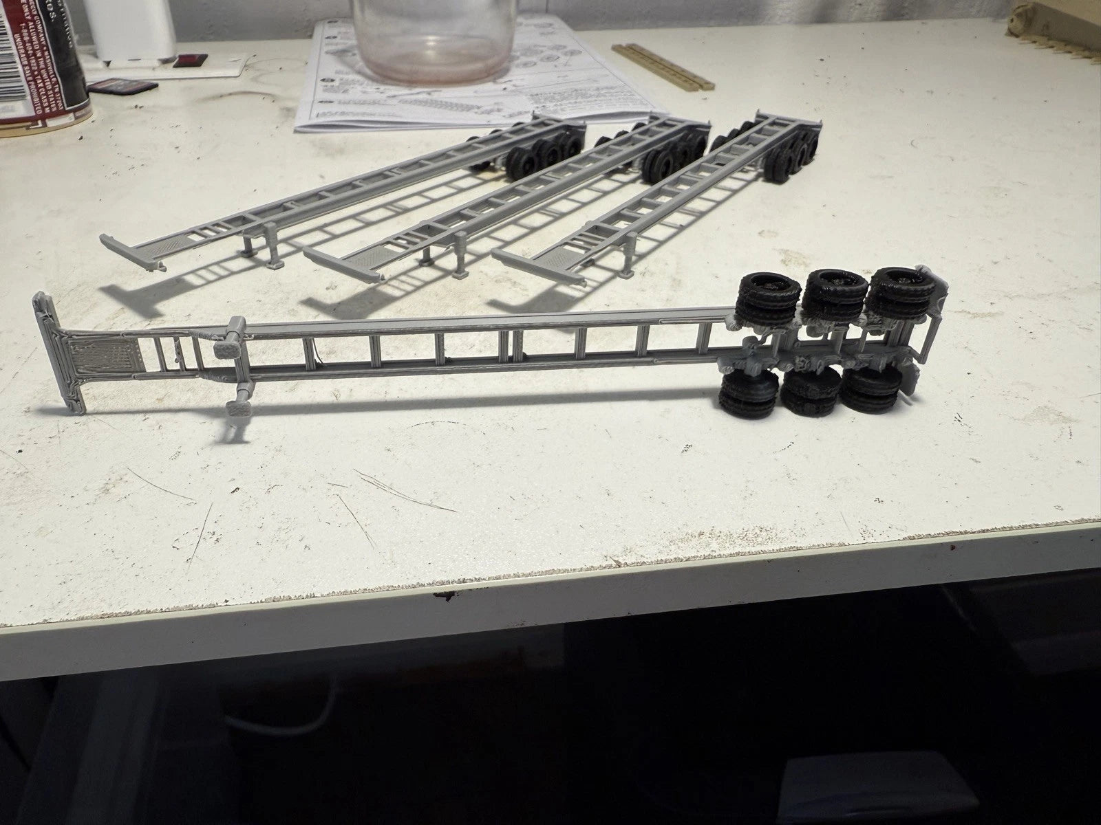 4 Ho Scale 53ft tri axle Container, Chassis