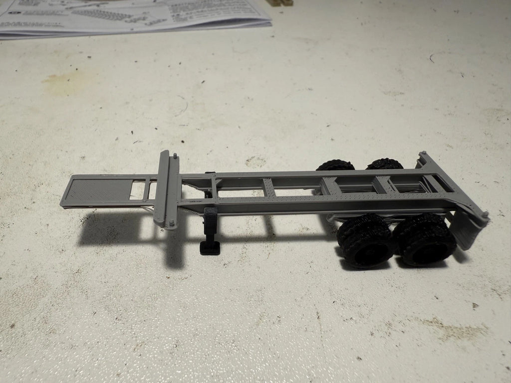 4 HO 20 Ft Shipping Container chasies 2 tri axle 2 double axle