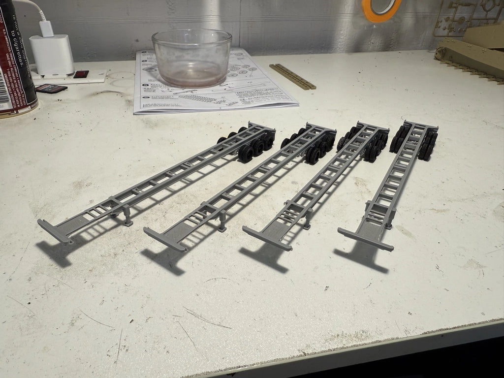 4 Ho Scale 53ft tri axle Container, Chassis